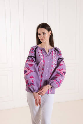 Жіноча вишиванка лавандового кольору з об'ємними рукавами та геометричною вишивкою малиново-рожевих гладдю, фото 1