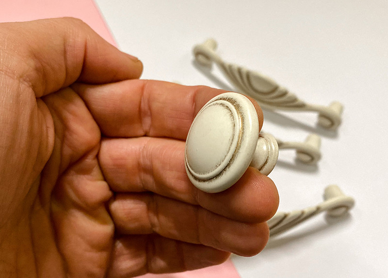 Ручка кнопка меблева сучасна класика GU-W7002 слонова кістка