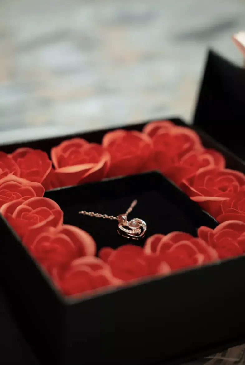 Подарочный набор 16 красных роз из мыла с кулоном - фото 2 - id-p2121665761