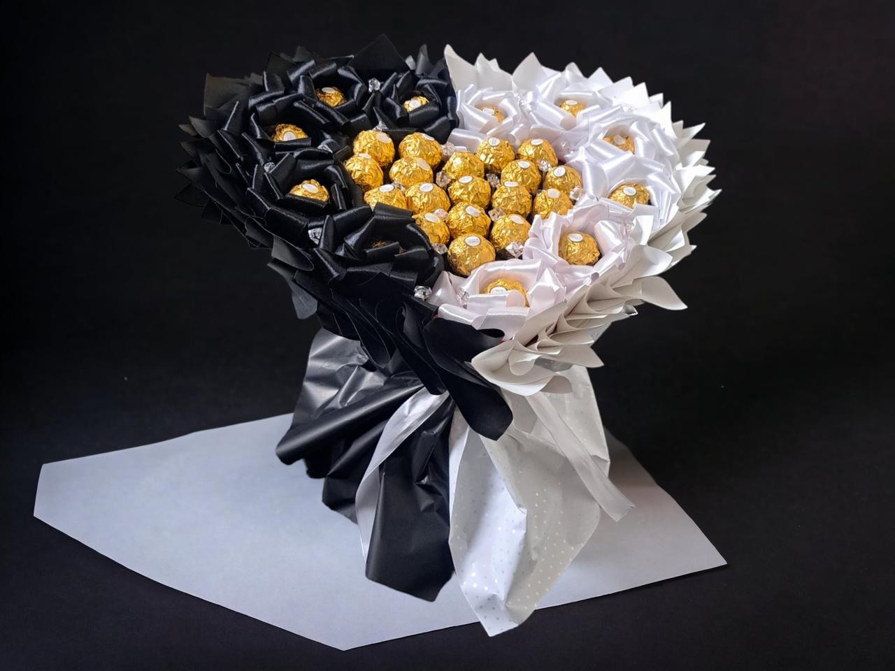 Елегантний букет з цукерок Ferrero Rosher (Ферреро Роше) у формі серця чорно-білий