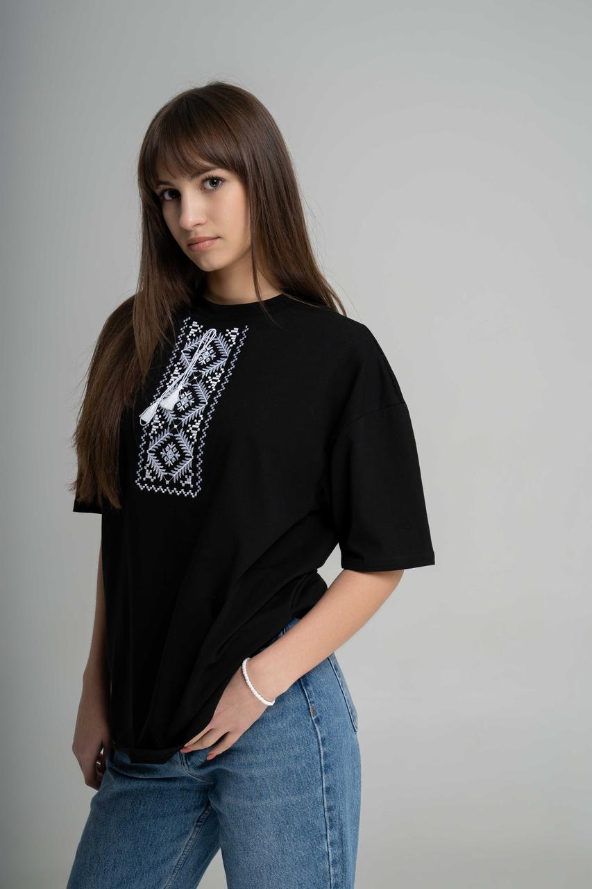 Чорна жіноча оверсайз футболка з геометричною вишивкою "Низинка" XXL-3XL