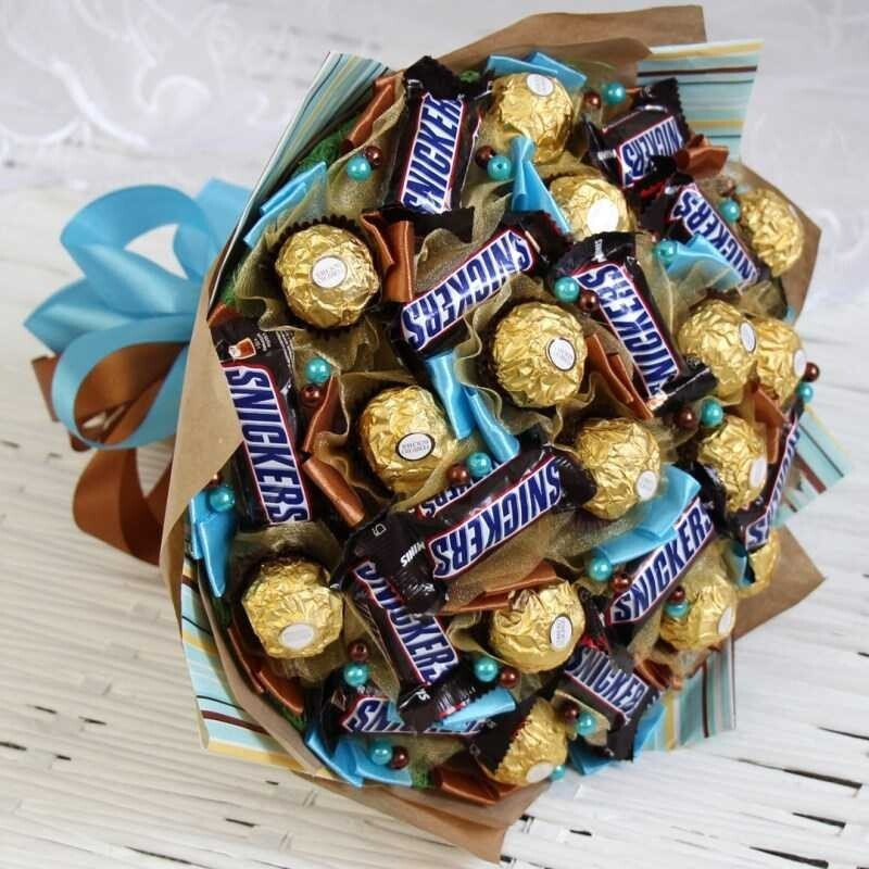 Букет з цукерок Снікерс Snickers і Ферреро Роше Ferrero в руку, фото 1