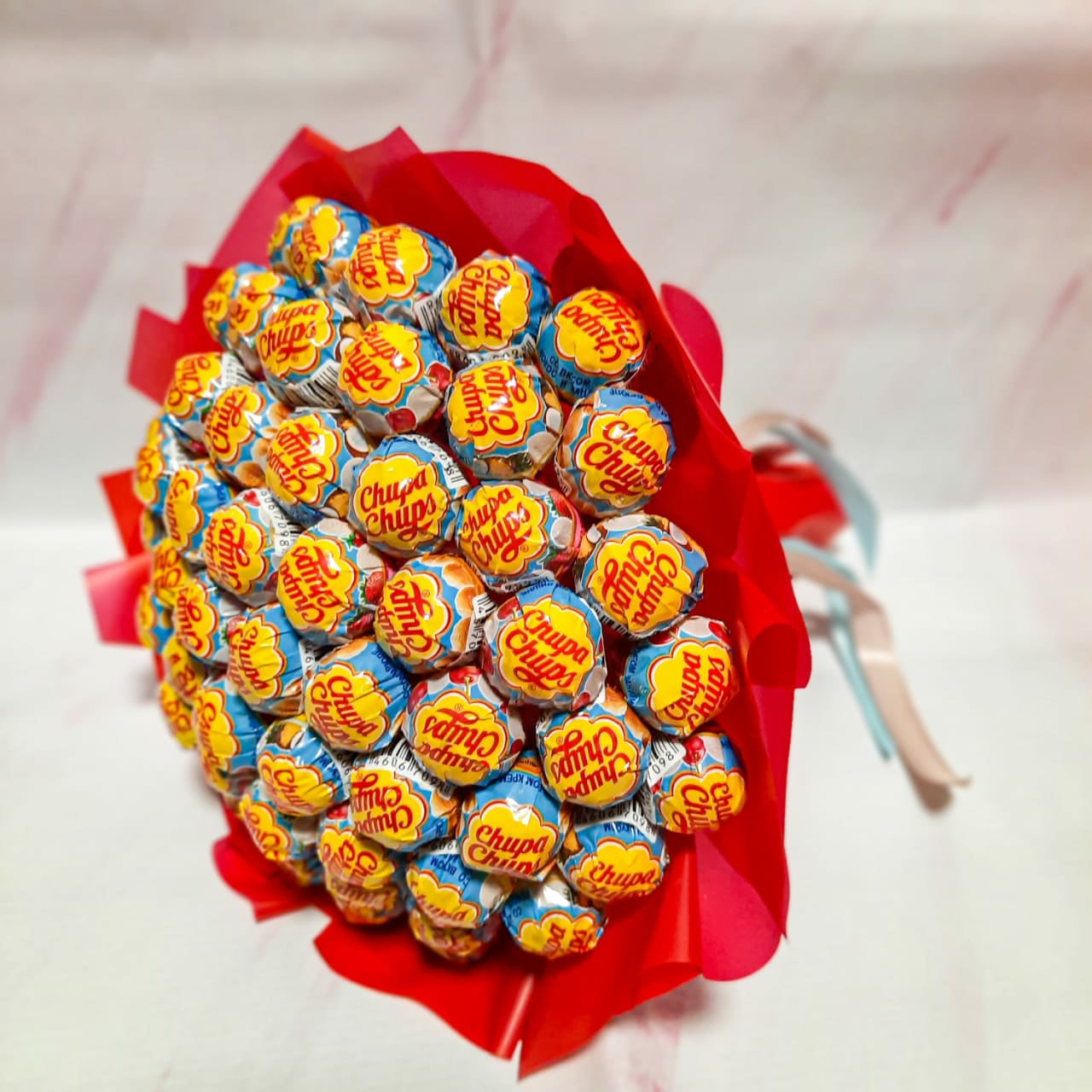 Яскравий букет з цукерок Чупа Чупс Chupa Chups (45 шт.) в руку червоний