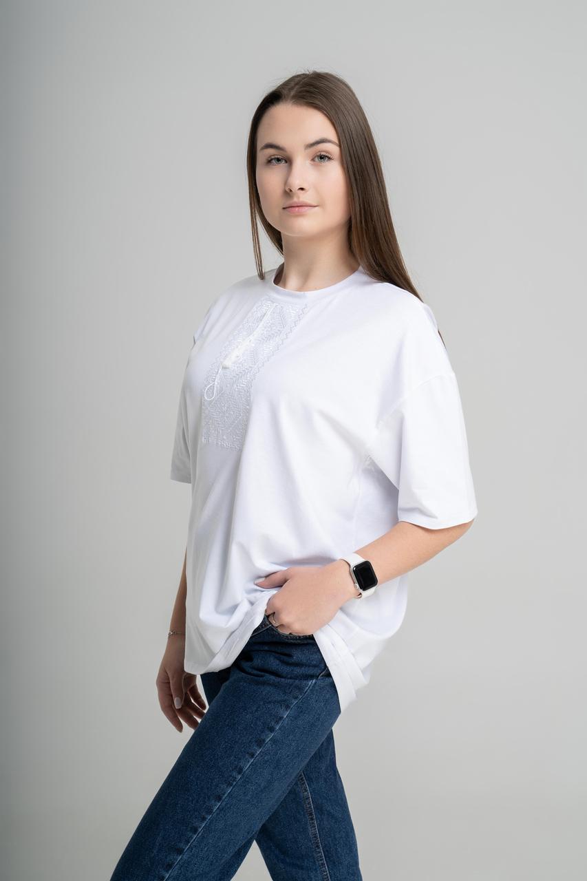 Женская oversize футболка с геометрическим белым орнаментом по белому "Низина" - фото 2 - id-p2122124577