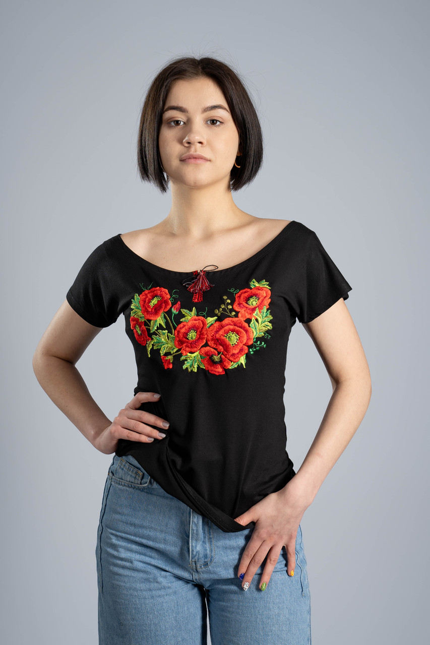 Стильна жіноча вишита футболка у чорному кольорі з круглим вирізом "Маки"