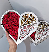 Солодка Валентинка з цукерками і мильними трояндами.Подарунок дівчині на 8 березня у формі серця