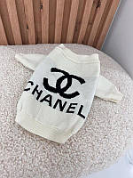 Брендовый свитер для собак CHANEL с большим черным логотипом бренда, широкая горловина, белый