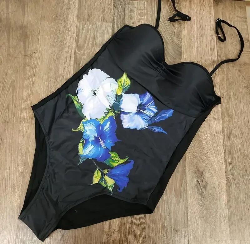 Жіночий закритий чорний купальник з квітковим принтом, фото 1