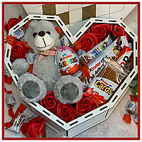 Корпоративні подарунки на 8 березня подарунковий бокс Любов у кожній деталі з іграшкою, набори з цукерками жінці