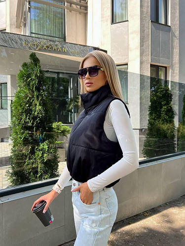 Женская укороченная жилетка, безрукавка дутая короткая черная (ID ...