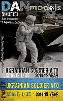 1/35 Украинский солдат, АТО 2014-15 годов, сборная смоляная фигура + декаль с шевронами (DANmodels DM 35151)