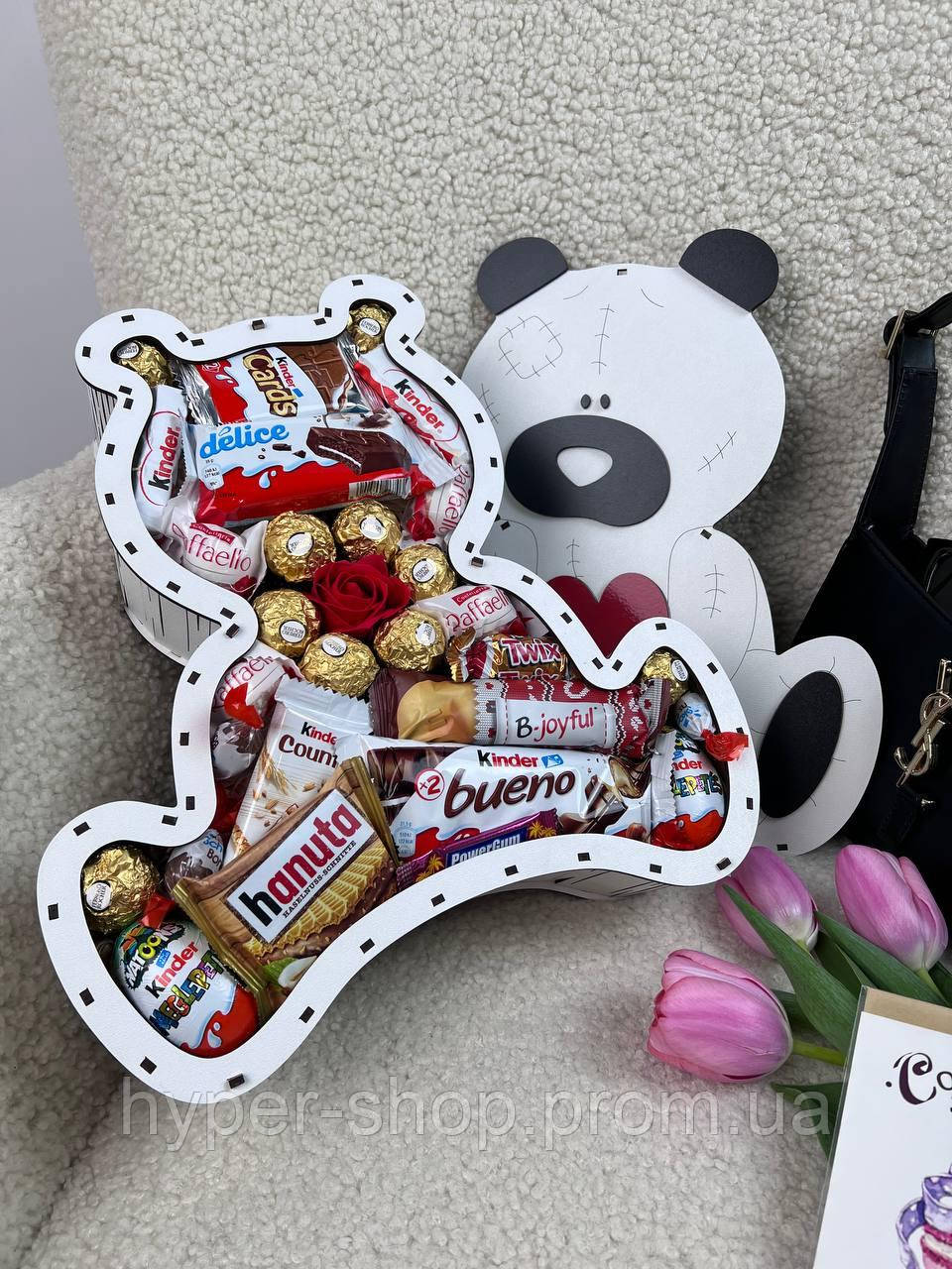 Подарочный бокс с киндер конфетами для девушки, подарочные наборы сладостей с цветами на праздник для детей - фото 5 - id-p2122533188