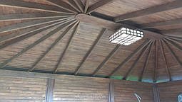 Для того что б изнутри потолок имел красивый вид была изготовлена декоративная конструкция из балок что имеет вот такой интересный вид.