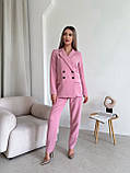 Стильний жіночий фрезовий брючний костюм-трійка: штани, піджак, топік, фото 3