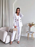 Стильний жіночий білий брючний костюм-трійка: штани, піджак, топік, фото 4