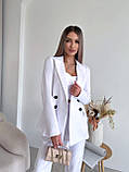 Стильний жіночий білий брючний костюм-трійка: штани, піджак, топік, фото 5