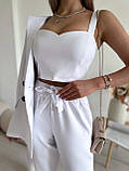 Стильний жіночий білий брючний костюм-трійка: штани, піджак, топік, фото 7