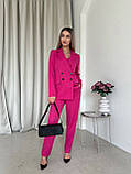 Стильний жіночий малиновий брючний костюм-трійка: штани, піджак, топік, фото 2