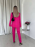 Стильний жіночий малиновий брючний костюм-трійка: штани, піджак, топік, фото 7