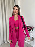 Стильний жіночий малиновий брючний костюм-трійка: штани, піджак, топік, фото 3