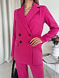 Стильний жіночий малиновий брючний костюм-трійка: штани, піджак, топік, фото 5