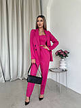 Стильний жіночий малиновий брючний костюм-трійка: штани, піджак, топік, фото 4