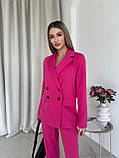 Стильний жіночий малиновий брючний костюм-трійка: штани, піджак, топік, фото 6