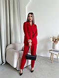 Стильний жіночий червоний брючний костюм: штани, піджак, топік, фото 5