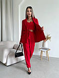 Стильний жіночий червоний брючний костюм: штани, піджак, топік, фото 2