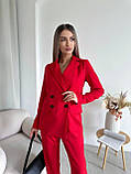Стильний жіночий червоний брючний костюм: штани, піджак, топік, фото 4