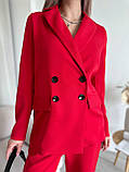 Стильний жіночий червоний брючний костюм: штани, піджак, топік, фото 3
