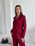 Стильний жіночий брючний костюм колір марсала трійка: штани, піджак, топік, фото 3