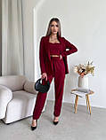 Стильний жіночий брючний костюм колір марсала трійка: штани, піджак, топік, фото 2