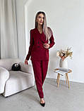 Стильний жіночий брючний костюм колір марсала трійка: штани, піджак, топік, фото 5
