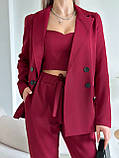 Стильний жіночий брючний костюм колір марсала трійка: штани, піджак, топік, фото 7