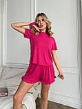 Малиновий жіночий трикотажний костюм для дому: шорти, футболка, гумка для волосся, фото 2