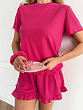 Малиновий жіночий трикотажний костюм для дому: шорти, футболка, гумка для волосся, фото 3
