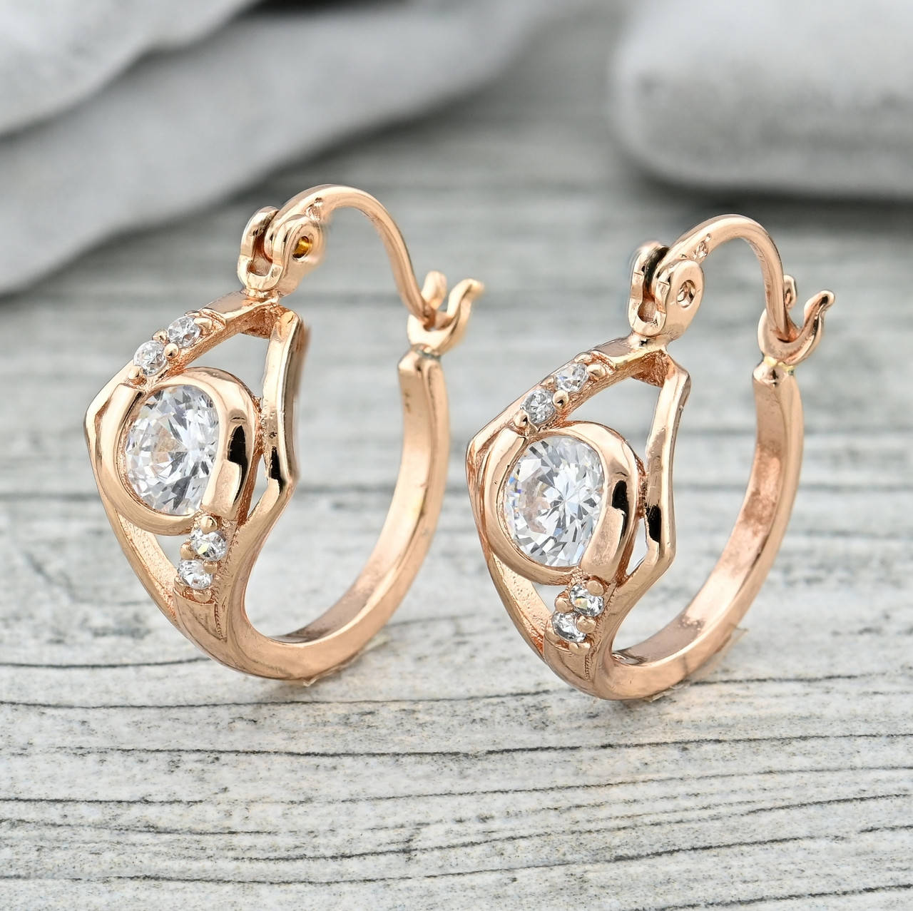 

Серьги Xuping 22367расп непарные размер 20х9 мм вес 3.0 г белые фианиты позолота РО