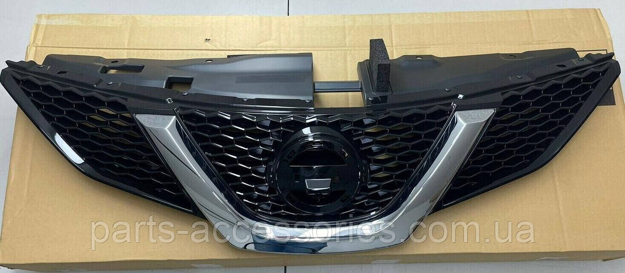 Nissan Rogue Sport 2017-2019 Решітка радіатора під камеру Нова Оригінал