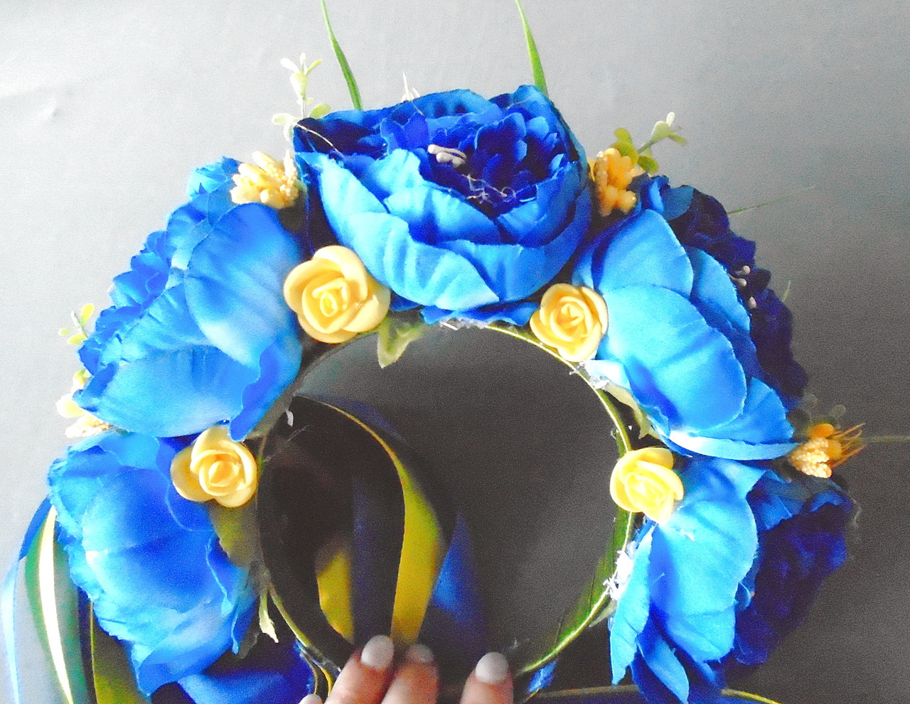 Веночек с крупними цветами и лентами в сине-желтом цвете - фото 6 - id-p710033615