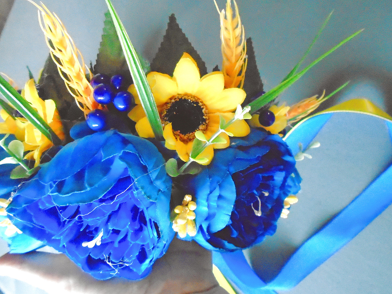 Веночек с крупними цветами и лентами в сине-желтом цвете - фото 5 - id-p710033615