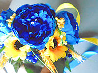 Веночек с крупними цветами и лентами в сине-желтом цвете
