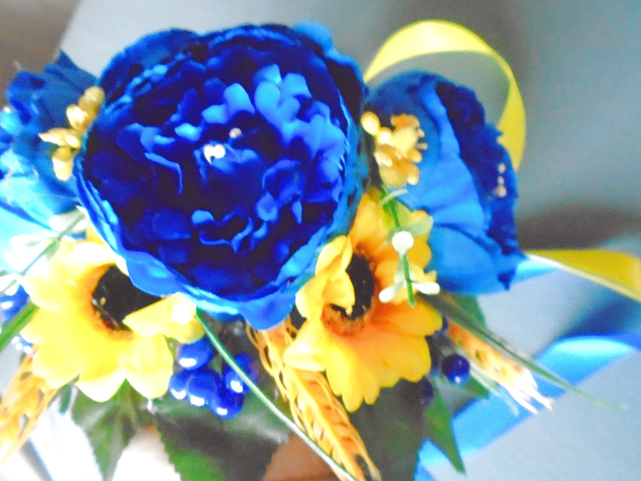 Веночек с крупними цветами и лентами в сине-желтом цвете - фото 1 - id-p710033615