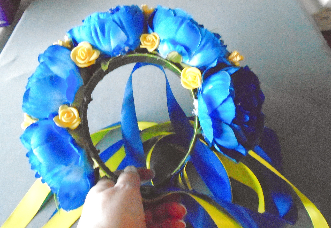 Веночек с крупними цветами и лентами в сине-желтом цвете - фото 2 - id-p710033615