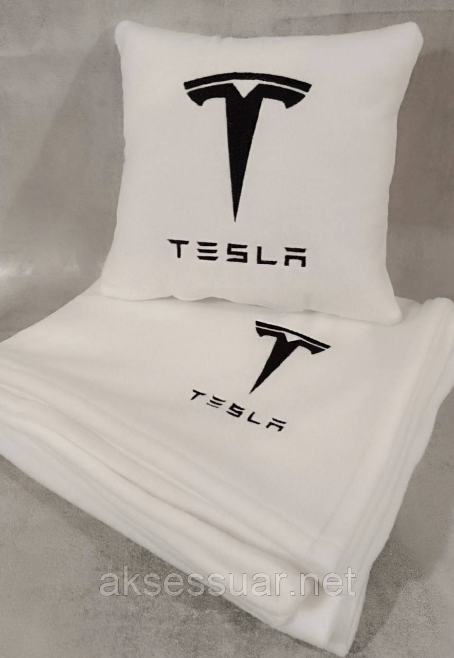 Автомобільний плед і подушка з вишивкою логотипу "Tesla"