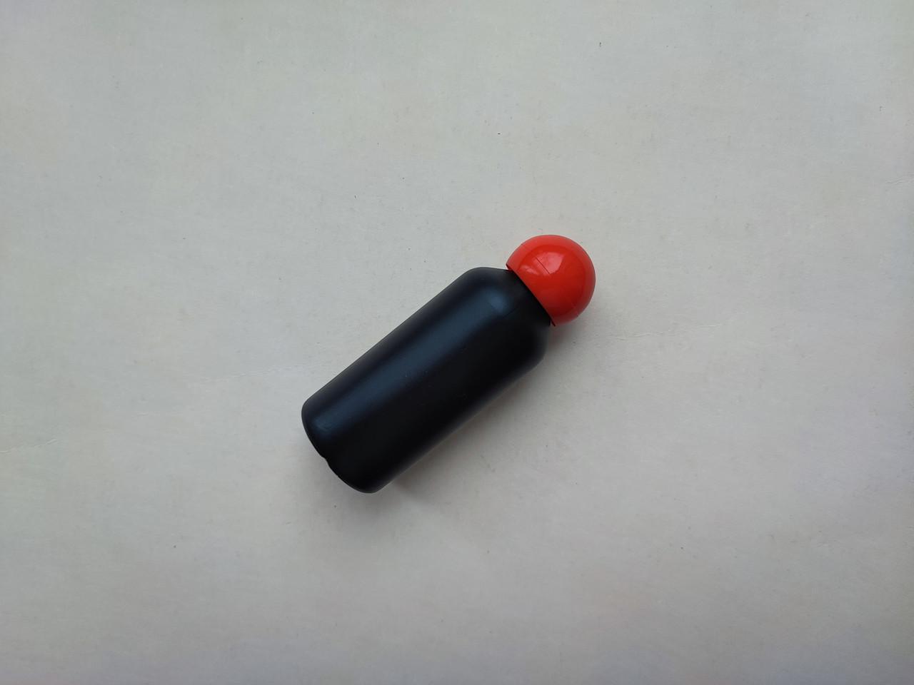 50 мл Круглий чорний з кришкою червоною 18/410, флакон Поліетилен, HDPE  з ковпачком, закруткою для рідин, інших матеріалів
