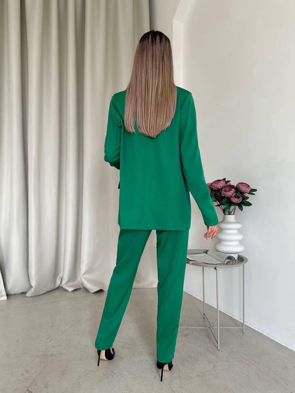 Зеленый стильный классический женский костюм-тройка (брюки + топ + пиджак) из костюмной ткани - фото 7 - id-p1660836950