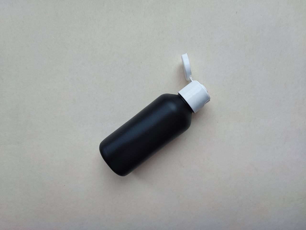 50 мл Круглий чорний Поліетилен HDPE з кришкою фліп-топ білого кольору 18/410, пластиковий флакон, пластмасовий атомайзер