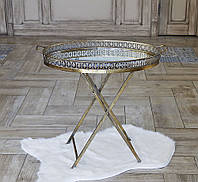Кофейный столик из металла золотого цвета со стеклянной столешницей.