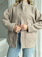 Стильная женская куртка-бомбер оверсайз барашек букле на кнопках с накладными карманами Цвет Бежевый